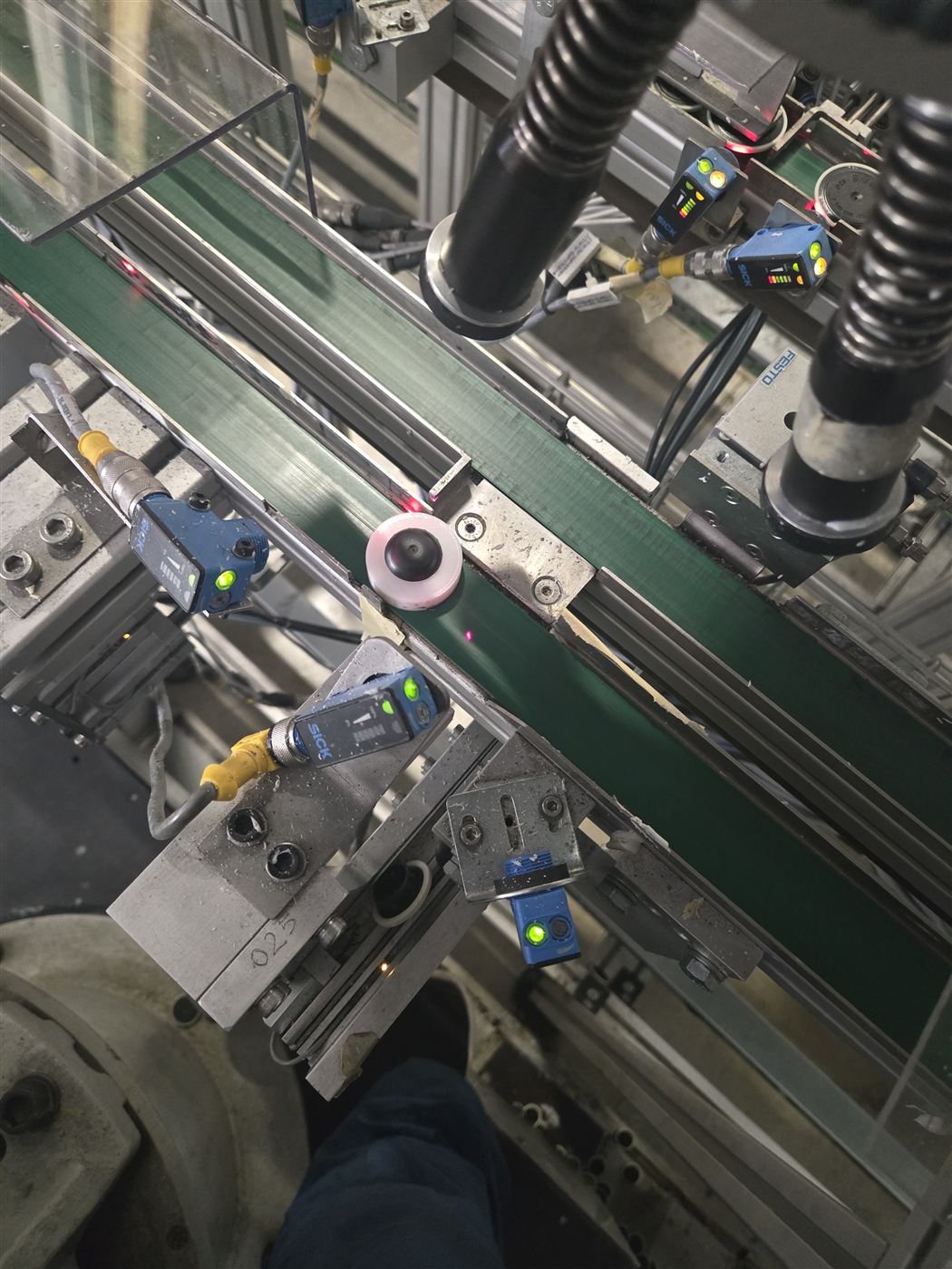 Conveyor station with photoelectric sensors and vision hardware